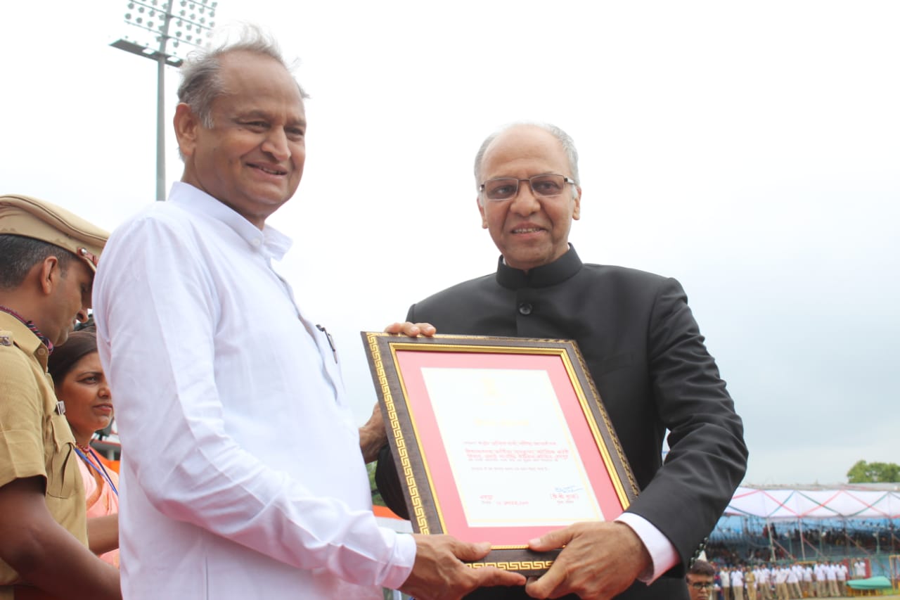 Dr. Anil Sharma receiving recognition